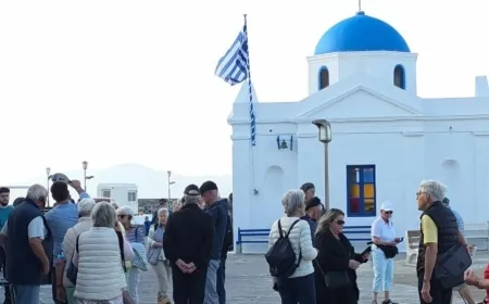 Santorini ile birlikte sarsılan Mikonos adasına sezonun ilk turist gemisi geldi