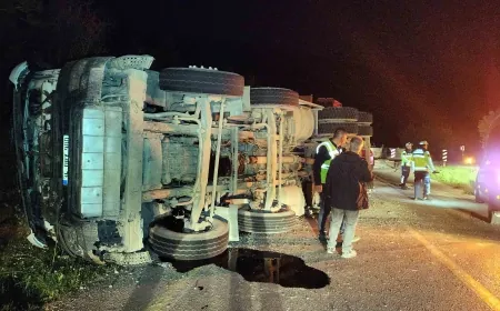 Bodrum’da virajı alamayan beton mikseri devrildi sürücü yaralandı