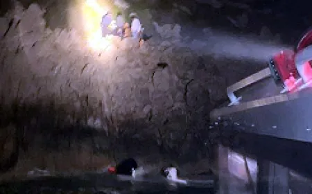 İnsan kaçakçılarının kayalıklarda kaderine terk ettiği göçmenler operasyon ile kurtarıldı