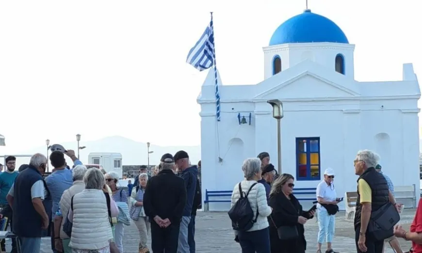 Santorini ile birlikte sarsılan Mikonos adasına sezonun ilk turist gemisi geldi