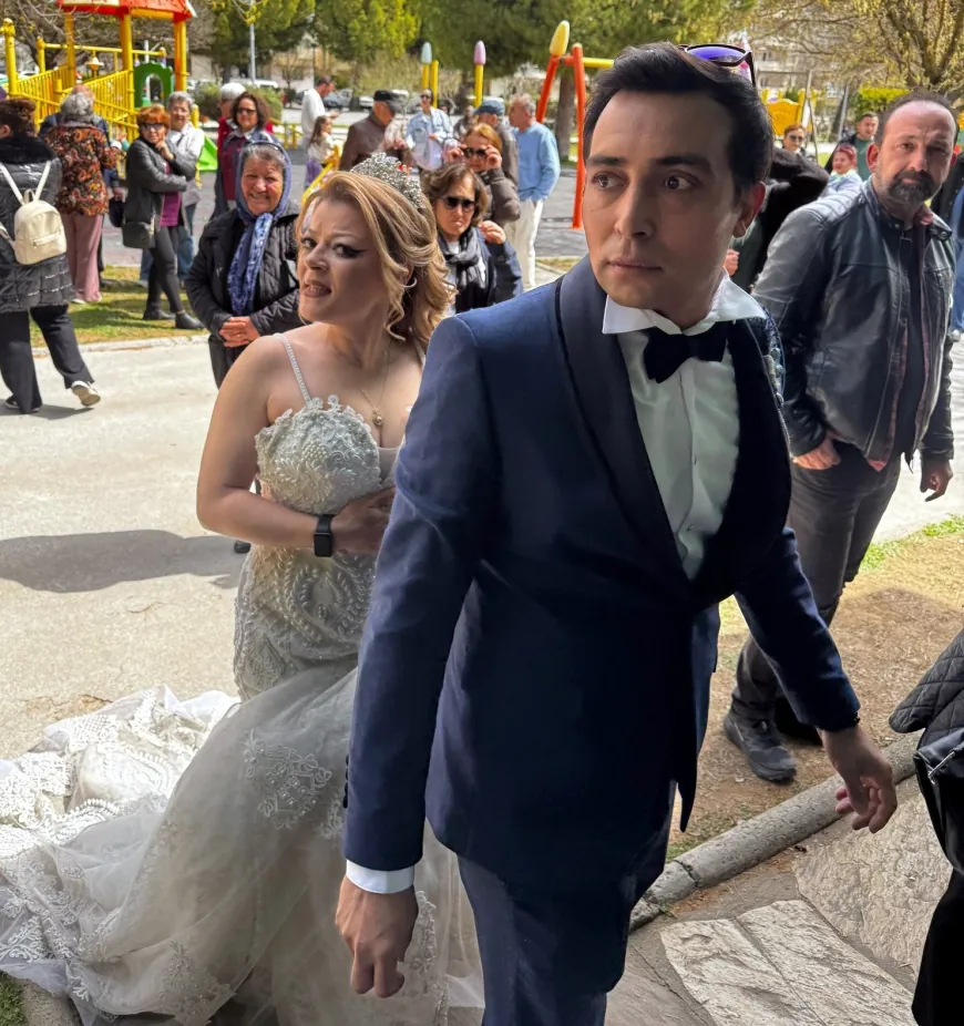 Muğlalı çift nikah imzasını attı oy kullanmaya koştu