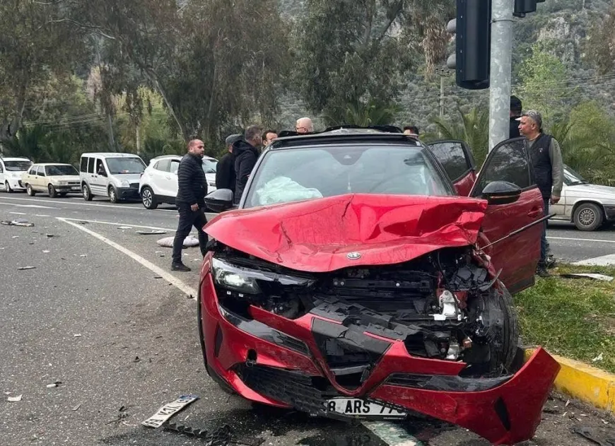 Kavşakta TIR dehşeti, aracı biçti, 6 yaralı