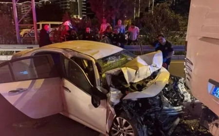 Bodrum'dan Çanakkale'ye giden tur otobüsüne otomobil çarptı ölü ve yaralılar var