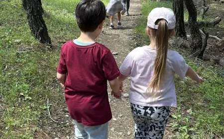 Minikler anne ve babaları ile doğa yürüyüşü yaptı