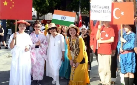 Bodrum 23 Nisan törenlerinde Atatürk’ün çocuklarından Çinli turistlere bayrak sürprizi