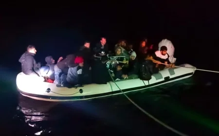 Bodrum açıklarında lastik bot ile sürüklenen göçmenler kurtarıldı