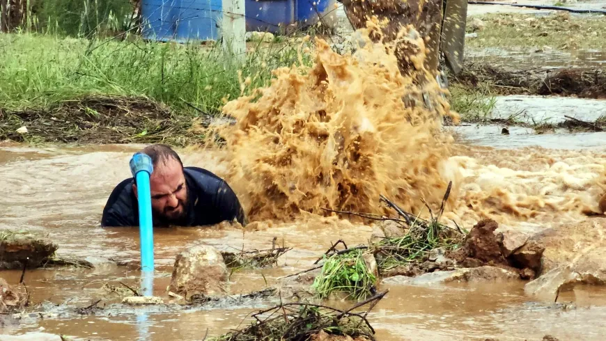 Torba’da su isale hattı yine patladı, tonlarca su boşa aktı, işçilerin zor anları kameraya yansıdı