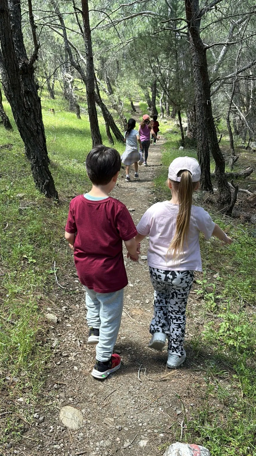 Minikler anne ve babaları ile doğa yürüyüşü yaptı