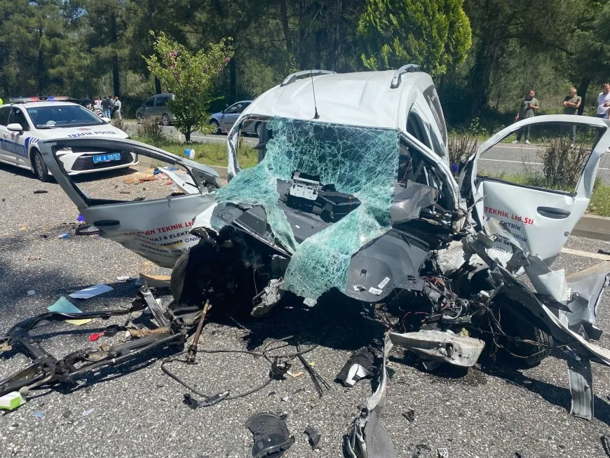 Dört araç çarpıştı, ortalık savaş alanına döndü: 2 ölü, 2 yaralı