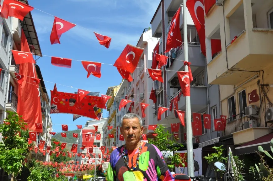 Emekli Terzi’nin 23 Nisan aşkı cadde ve sokaklarını donattı