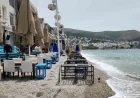 Bodrum sahillerinde utandıran görüntüler  Bodrum halk plajına turistlerden önce masa sandalyeler geldi, vatandaş isyan etti