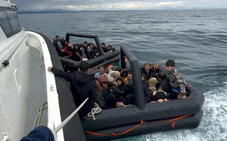 Yunanistan çoluk çocuk göçmenlerle doldurduğu can sallarını Türk sularına bıraktı