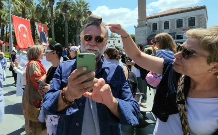 Şaka gibi ama değil, “Belediye meydanında turizmcinin başına kuş kondu”