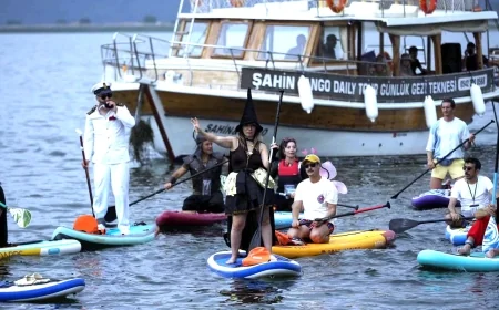 Deniz üzerinde kostümlü yarış heyecanı 