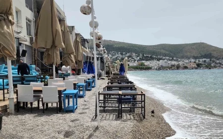 Bodrum sahillerinde utandıran görüntüler  Bodrum halk plajına turistlerden önce masa sandalyeler geldi, vatandaş isyan etti