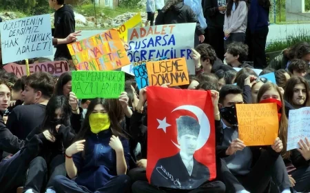 Bodrum’da öğretmenlerini savunan 65 öğrenci disiplinlik oldu