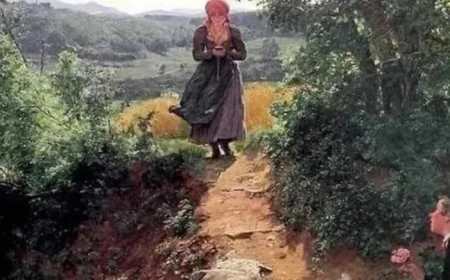 165 yıllık tabloda "akıllı telefon" detayı... Gören dönüp dönüp bakıyor; imkansız!