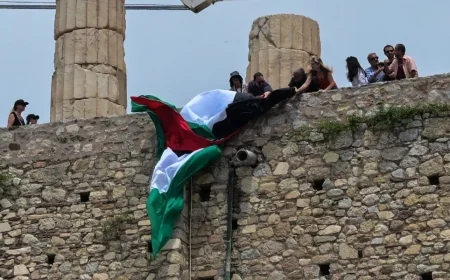 Başkentteki tarihi Akrapolise Filistin bayrağı çektiler, gözaltına alındılar