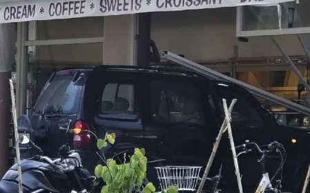 İstanköy’de  feci kaza cip Türk turistlerinde bulunduğu pastaneye girdi 1 ölü 4 yaralı