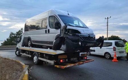 Bodrum- Güvercinlik arasında  otel servis minibüsü ile otomobil çarpıştı, 19 yaralı
