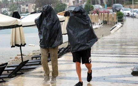 Denizde gelen turist Bodrum’da fena yağmura yakalandı