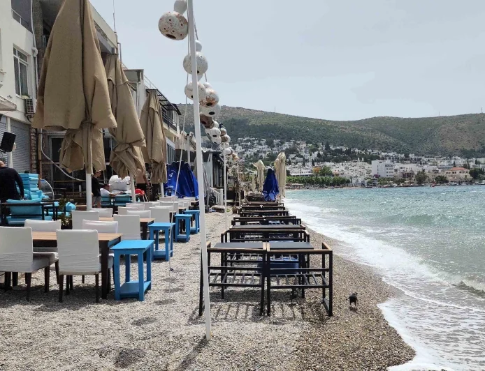 Bodrum sahillerinde utandıran görüntüler  Bodrum halk plajına turistlerden önce masa sandalyeler geldi, vatandaş isyan etti