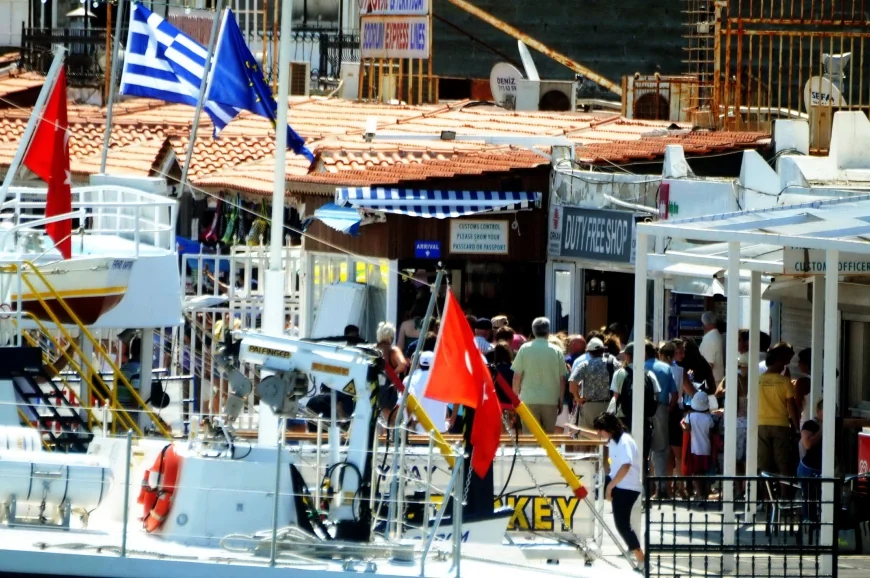 Türk turistlere Ege adalarında kapıda vize uygulaması başladı, uyarılar arka arkaya geldi