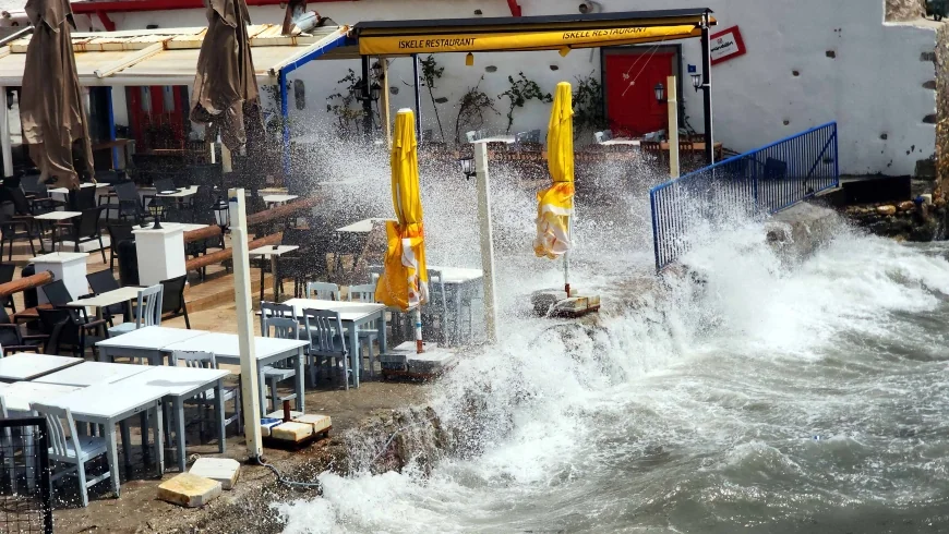 Bodrum’da lodos etkili oldu deniz çöp doldu