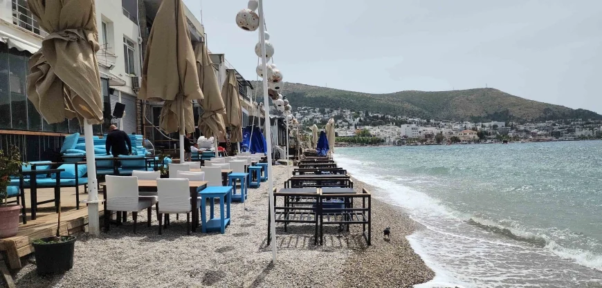 Bodrum sahillerinde utandıran görüntüler Bodrum halk plajına turistlerden önce masa sandalyeler geldi, vatandaş isyan etti