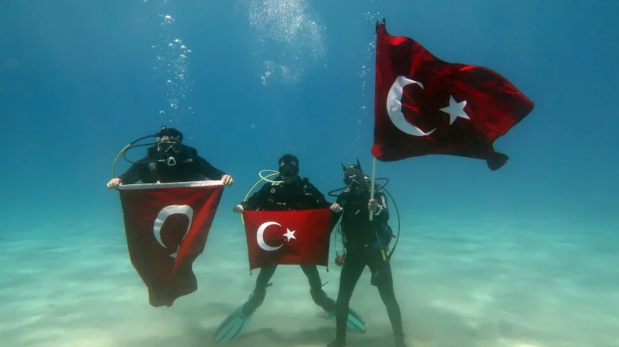 Dalgıçlar "19 Mayıs'ı"deniz altında kutladı