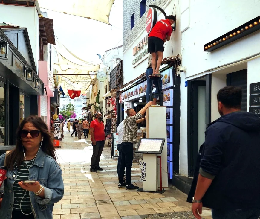 Bodrum usulü tabela asma, yüreklerin ağıza geldiği an