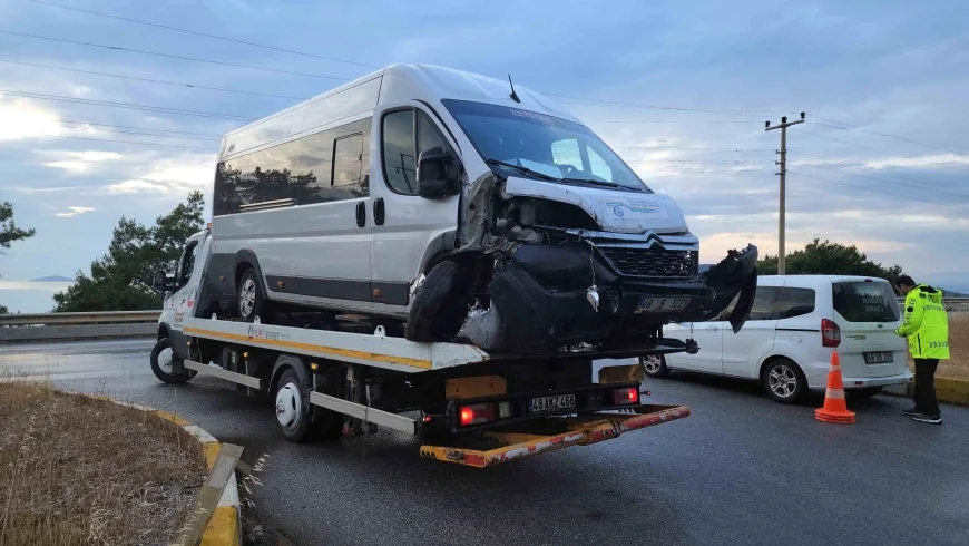 Bodrum- Güvercinlik arasında otel servis minibüsü ile otomobil çarpıştı, 19 yaralı