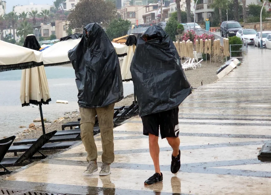 Denizde gelen turist Bodrum’da fena yağmura yakalandı