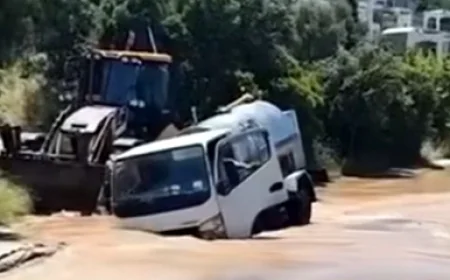 Su isale hattı patladı tanker içine düştü, yol göle döndü, tonlarca su boşa aktı
