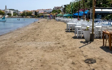 CHP’li belediye turistik ilçede kıyı düzenlemesi yaptı  DENİZLE HALK ARASINDAKİ MESAFE AÇILMAMALI
