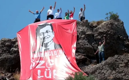 BODRUM’UN ZİRVESİNDE DEV İMAMOĞLU PANKARTI AÇTILAR