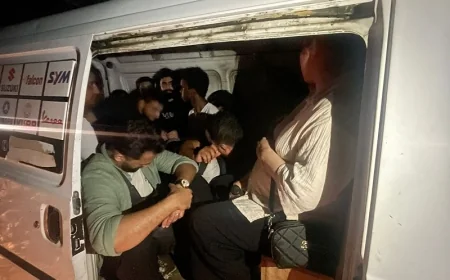Motosiklet tamir minibüsünden 18 göçmen çıktı