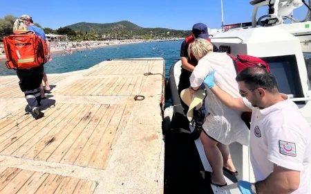 Orak adasında teknede fenalaşan turiste sahil güvenlik yardımı