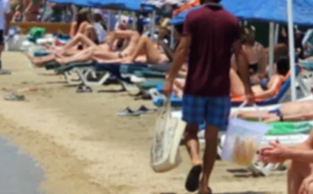 Bodrum’a turistlerle birlikte plaja daldılar, mısırcı, parfümcü, hanutcu  Plajlarda herşey var, turisti geldiğine pişman ettiler