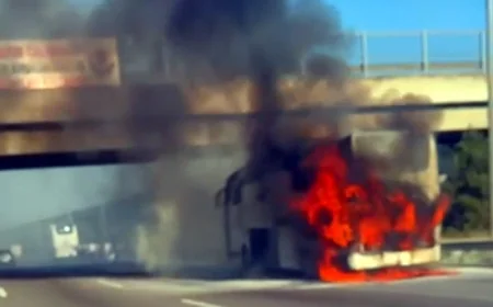 Şehirlerarası yolcu otobüsü alev alev yandı