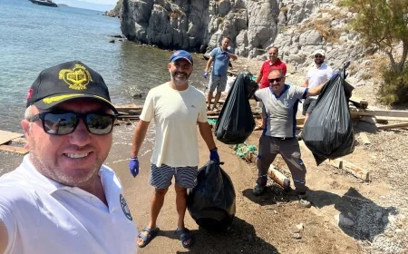 Denizciler turistik Çatal Ada’yı pırıl pırıl yaptı