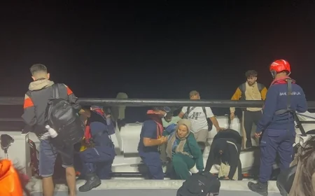 Bodrum açıklarında 18 düzensiz göçmen ve 2 kaçakçı yakalandı