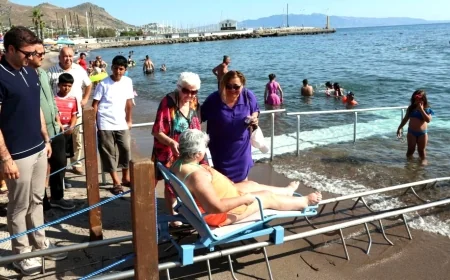Özel gereksinimli bireylerin denize girebilmesi için raylı sistem yapıldı