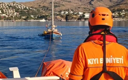 Bodrum açıklarında tekne sürüklendi; 2 kişi kurtarıldı