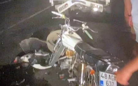 Önündeki kamyonete çarpan motosiklet sürücüsü yaşamını yitirdi