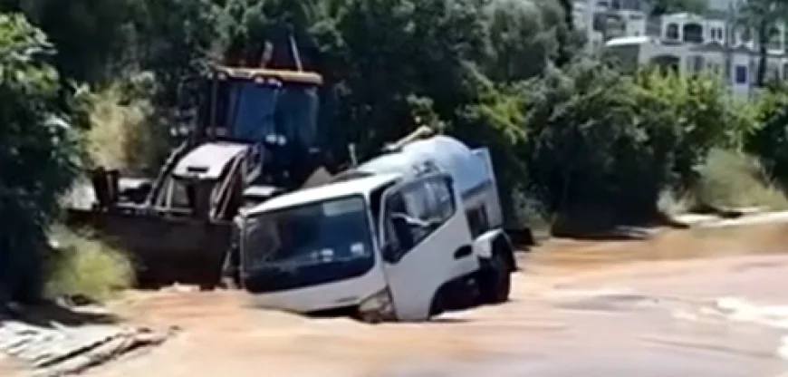 Su isale hattı patladı tanker içine düştü, yol göle döndü, tonlarca su boşa aktı