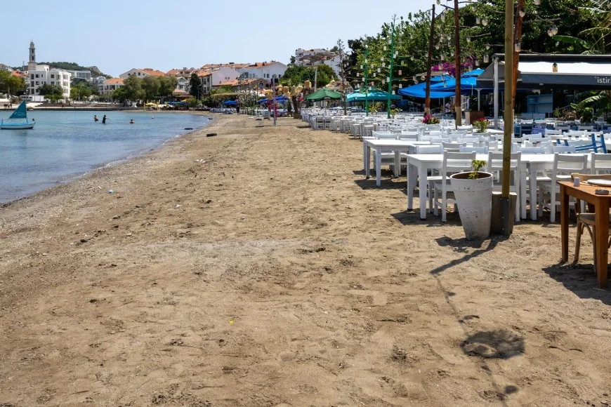 CHP’li belediye turistik ilçede kıyı düzenlemesi yaptı DENİZLE HALK ARASINDAKİ MESAFE AÇILMAMALI