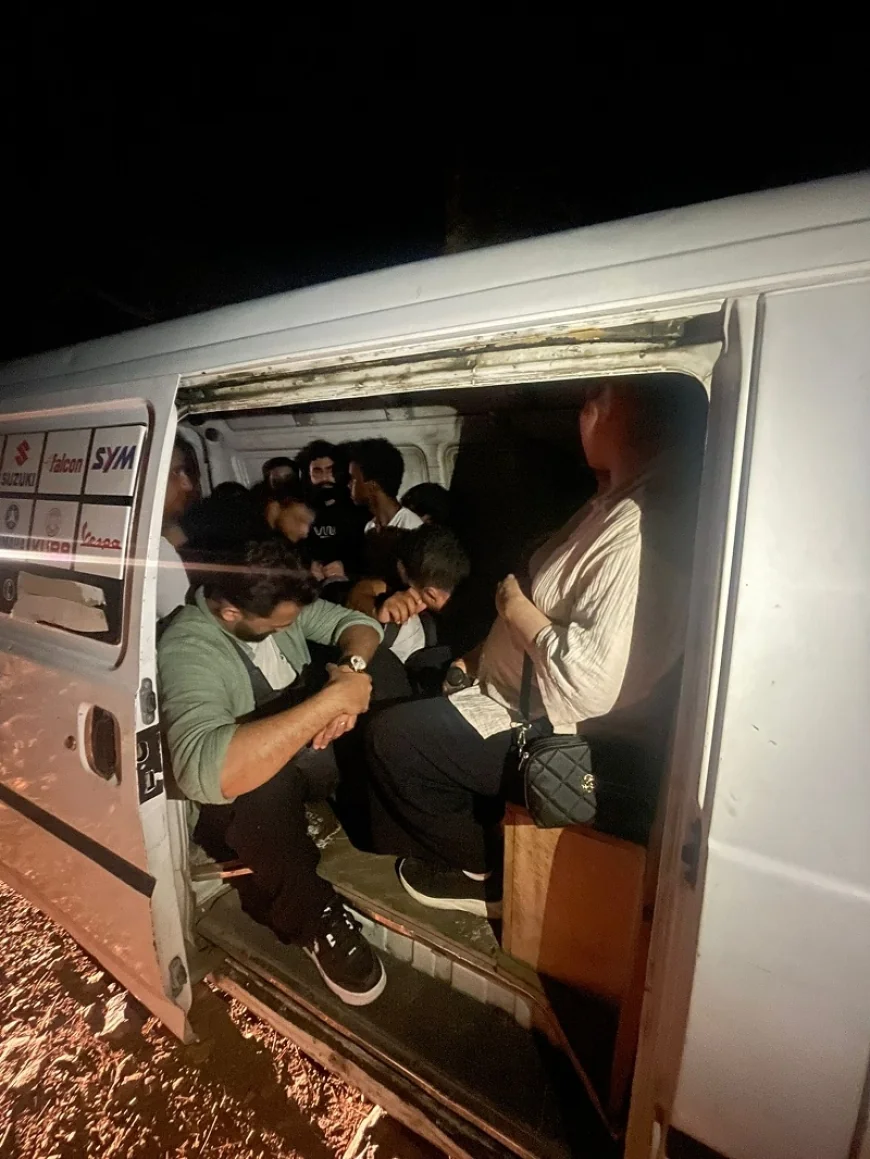 Motosiklet tamir minibüsünden 18 göçmen çıktı