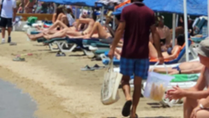 Bodrum’a turistlerle birlikte plaja daldılar, mısırcı, parfümcü, hanutcu Plajlarda herşey var, turisti geldiğine pişman ettiler