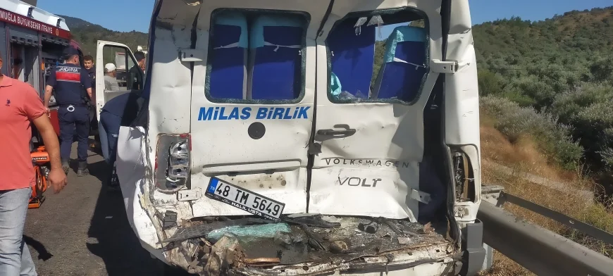 Beton mikseri yolcu minibüsüne çarptı 1 ölü 13 yaralı